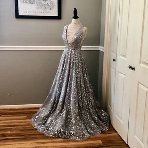 NEW JOVANI JVN SZ 2 SILVER JEWELED DEEP V FORMAL EVENING GOWN